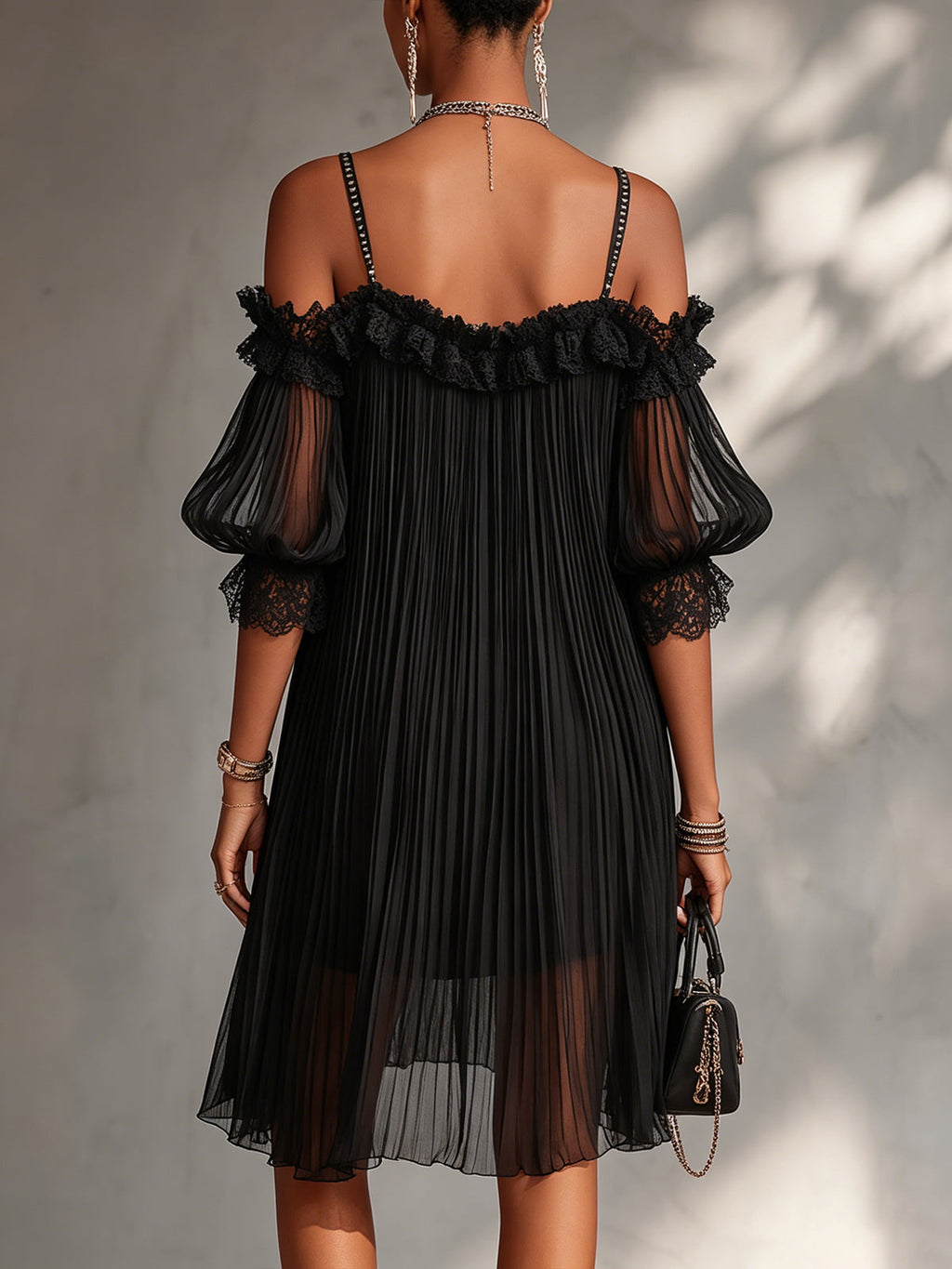 Vittoria | Minivestido negro de muselina con hombros descubiertos y bordes de encaje