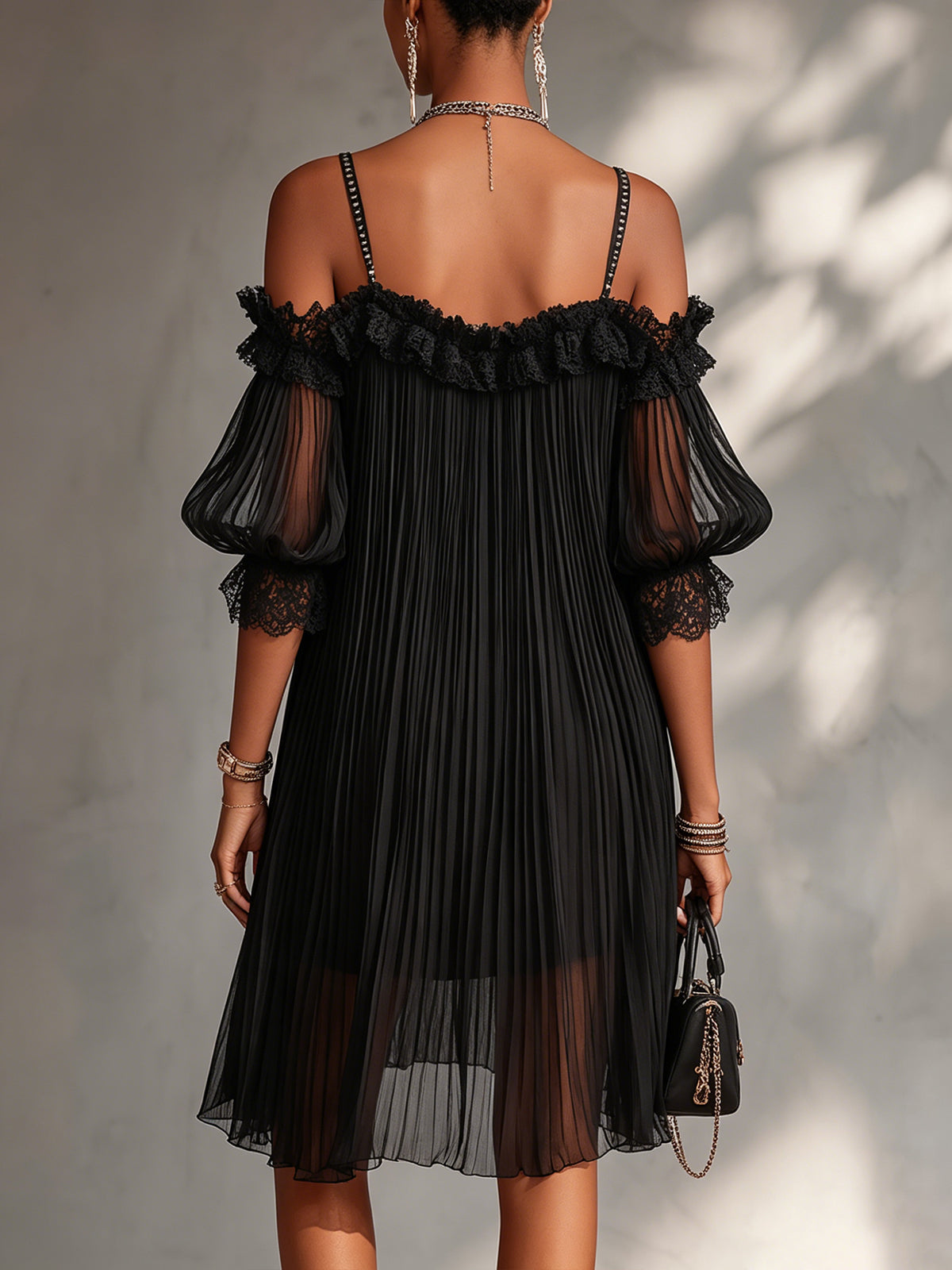 Vittoria | Minivestido negro de muselina con hombros descubiertos y bordes de encaje