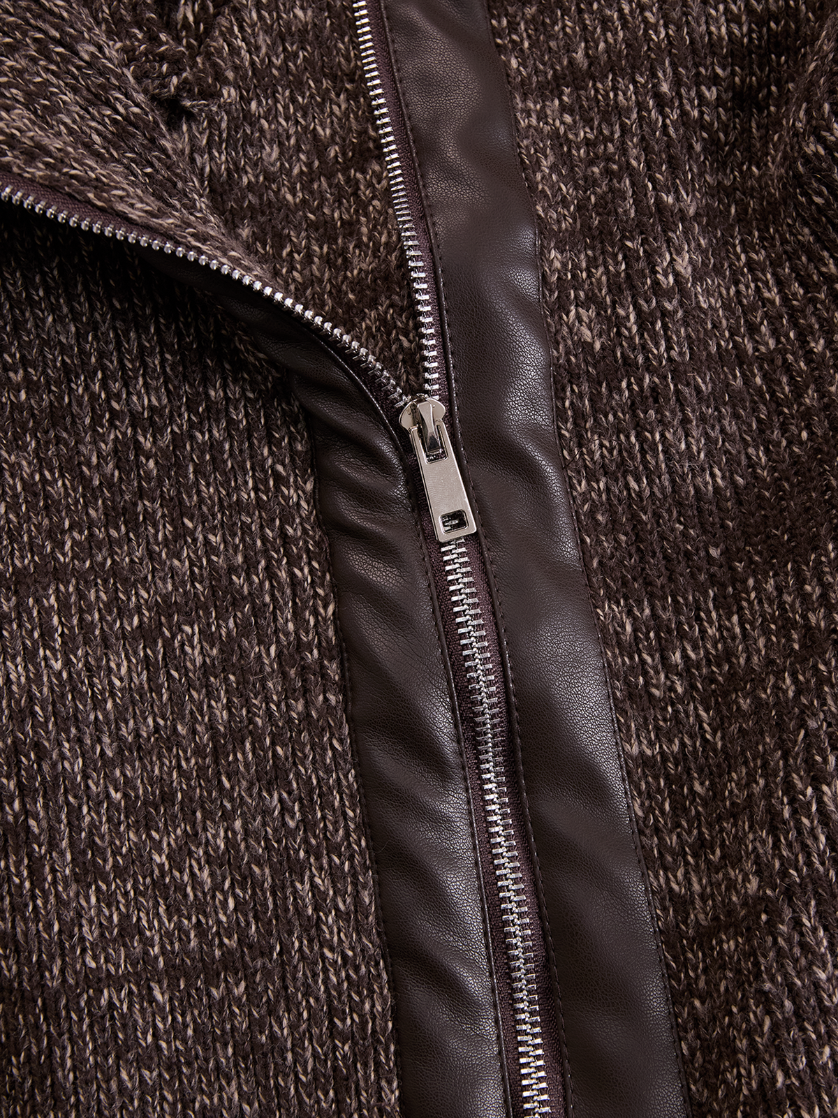 Chaqueta marrón de punto acanalado con cremallera asimétrica