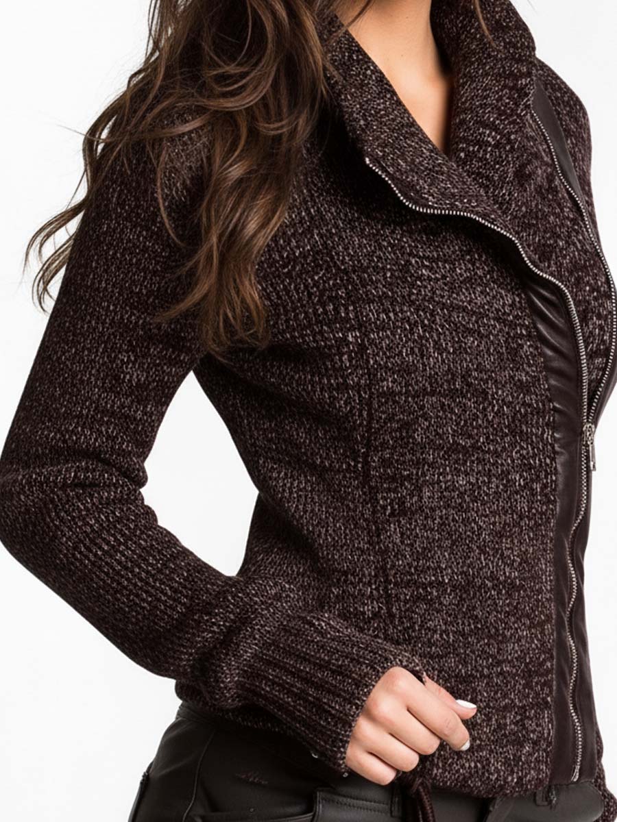 Chaqueta marrón de punto acanalado con cremallera asimétrica