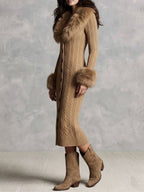 Vestido midi de punto estilo suéter retro color camel con cuello y puños de piel sintética
