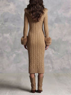 Vestido midi de punto estilo suéter retro color camel con cuello y puños de piel sintética