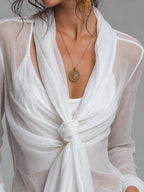 Blusa de gasa semitransparente arrugada con frente cruzado, lazo anudado, mangas largas y camisola