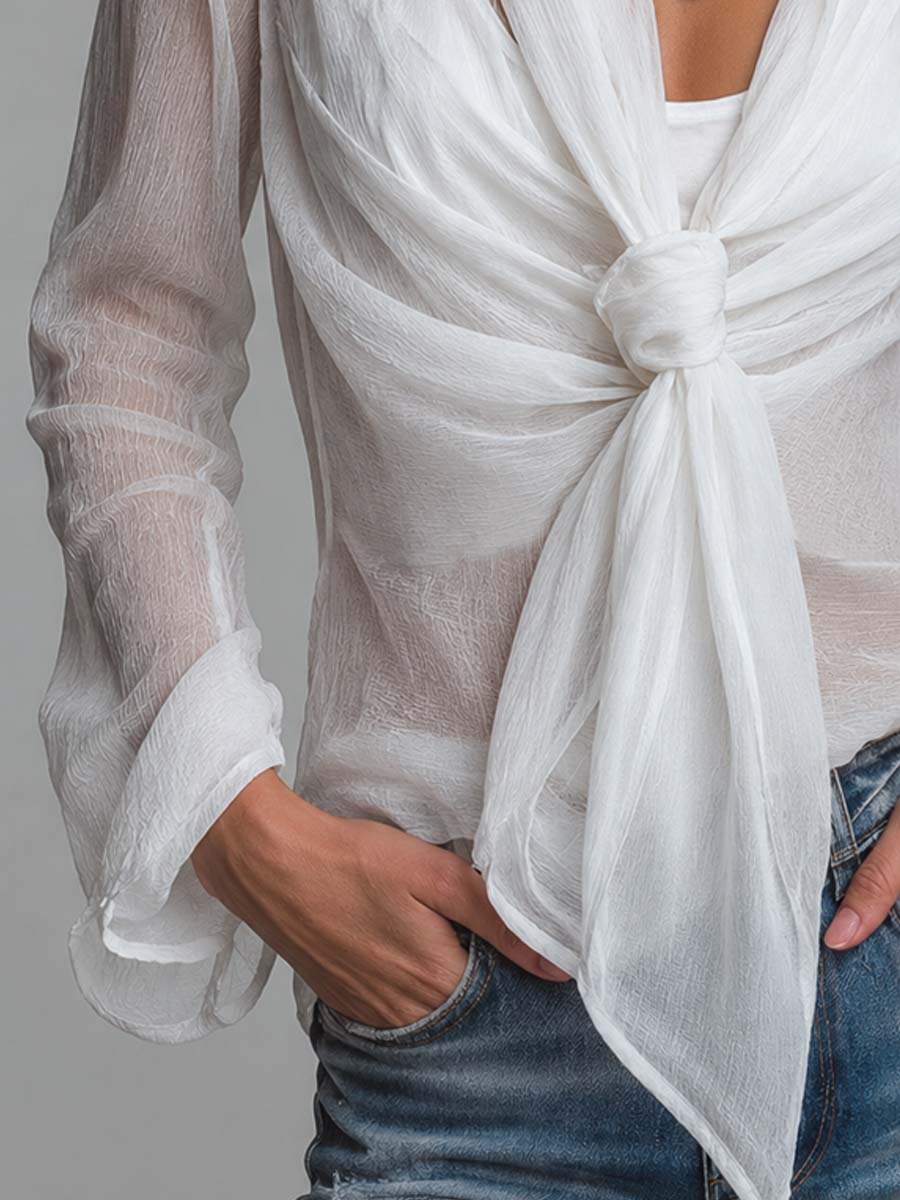 Blusa de gasa semitransparente arrugada con frente cruzado, lazo anudado, mangas largas y camisola