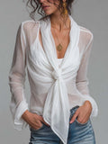 Blusa de gasa semitransparente arrugada con frente cruzado, lazo anudado, mangas largas y camisola
