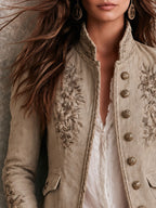 Chaqueta retro beige con cuello mao, bordado floral y ribete trenzado
