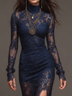Vestido midi ceñido de encaje floral festoneado, estilo bohemio romántico, con cuello alto, manga larga, fruncido lateral y abertura alta