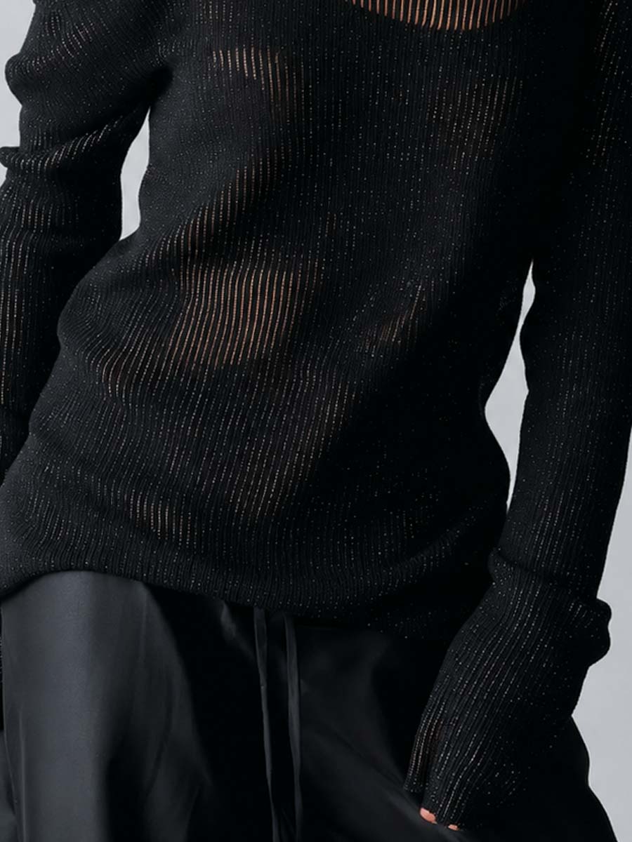 Blusa de punto acanalado semitransparente con brillo negro, corte asimétrico, hombro descubierto y doble tirante fino