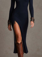 Vestido midi azul marino de punto acanalado vertical, entallado, con cuello alto, abertura frontal tipo ojo de cerradura, cremallera lateral y abertura lateral