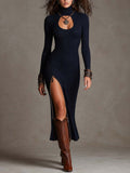 Vestido midi azul marino de punto acanalado vertical, entallado, con cuello alto, abertura frontal tipo ojo de cerradura, cremallera lateral y abertura lateral