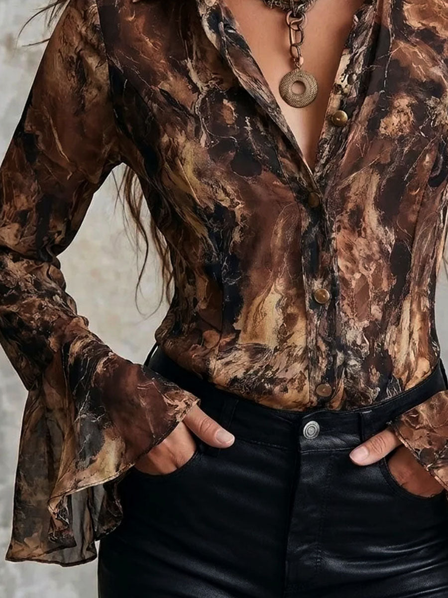 Blusa de gasa bohemia en tonos tierra con estampado abstracto y mangas acampanadas