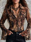 Blusa de gasa bohemia en tonos tierra con estampado abstracto y mangas acampanadas