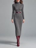 Elegante vestido midi ajustado de punto acanalado con cuello alto y cinturón