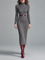 Elegante vestido midi ajustado de punto acanalado con cuello alto y cinturón