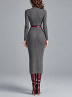 Elegante vestido midi ajustado de punto acanalado con cuello alto y cinturón
