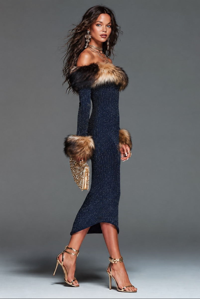 Vestido midi elegante de punto con brillo, hombros descubiertos y ribete de piel sintética