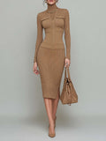 Elegante vestido midi entallado de punto acanalado con cuello alto y cierre de cremallera
