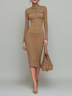 Elegante vestido midi entallado de punto acanalado con cuello alto y cierre de cremallera