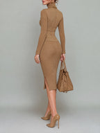 Elegante vestido midi entallado de punto acanalado con cuello alto y cierre de cremallera
