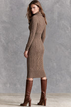 Vestido midi retro de punto trenzado color topo, con cuello y cremallera diagonal asimétrica