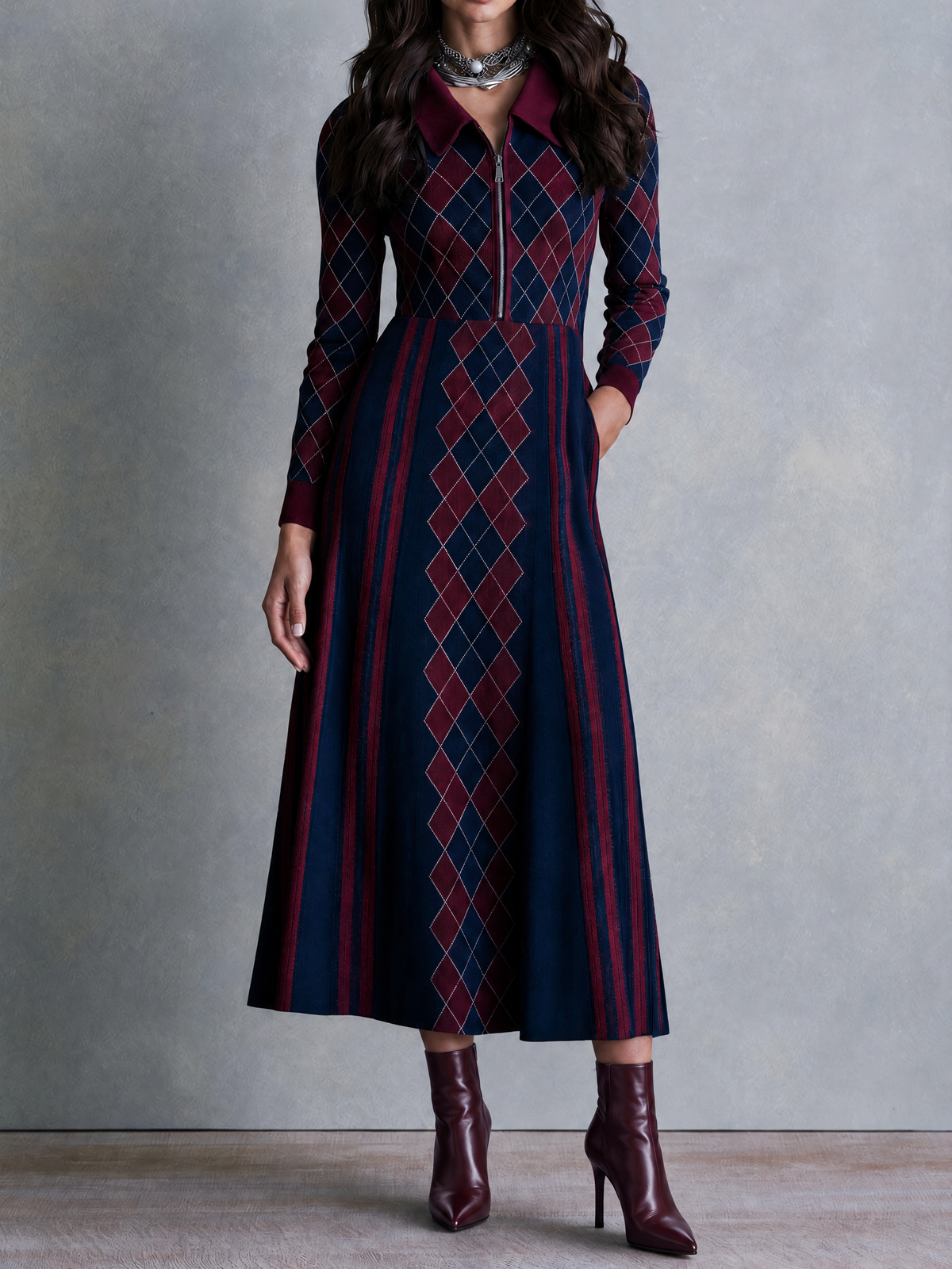 Vestido midi de punto con estampado de rombos, cuello y media cremallera
