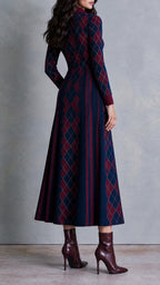 Vestido midi de punto con estampado de rombos, cuello y media cremallera
