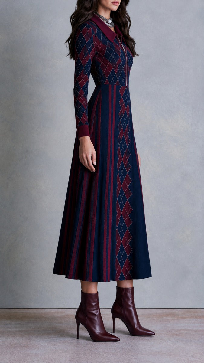 Vestido midi de punto con estampado de rombos, cuello y media cremallera