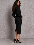 Conjunto elegante retro de dos piezas con vestido de punto negro con brillo y cárdigan corto