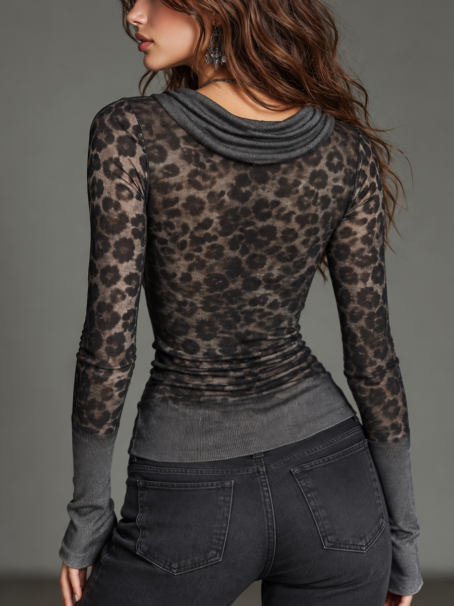 Top atrevido gris carbón con estampado de leopardo y cuello drapeado