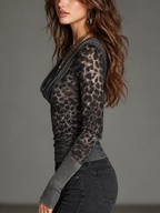 Top atrevido gris carbón con estampado de leopardo y cuello drapeado