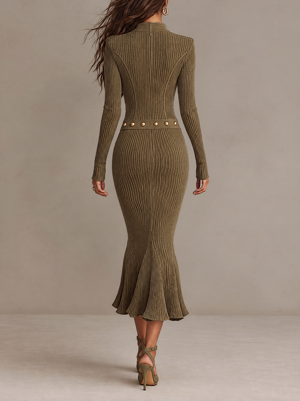 Vestido midi elegante de punto acanalado con cremallera, corte sirena y cinturón con tachuelas