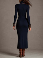 Vestido midi azul marino de punto acanalado vertical, entallado, con cuello alto, abertura frontal tipo ojo de cerradura, cremallera lateral y abertura lateral