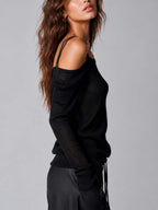Blusa de punto acanalado semitransparente con brillo negro, corte asimétrico, hombro descubierto y doble tirante fino