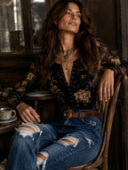 Blusa boho retro de malla transparente con estampado floral y cierre frontal de botones tipo Henley