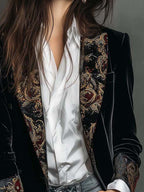 Blazer de mujer slim fit negro con solapas y estampado barroco