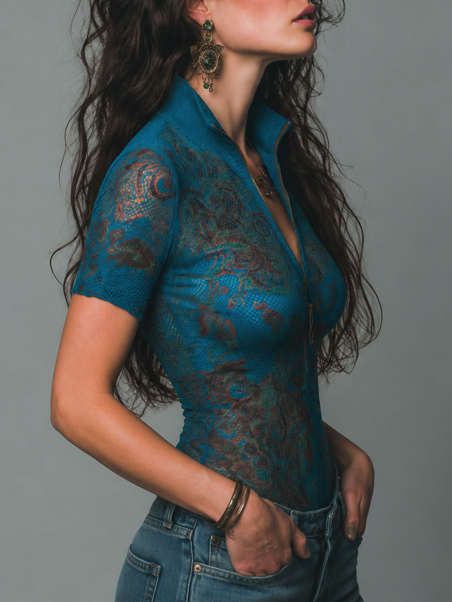 Blusa entallada de manga corta con estampado vintage y cremallera frontal