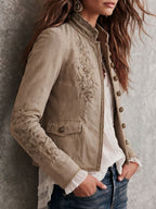 Chaqueta retro beige con cuello mao, bordado floral y ribete trenzado