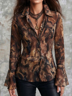 Blusa de gasa bohemia en tonos tierra con estampado abstracto y mangas acampanadas