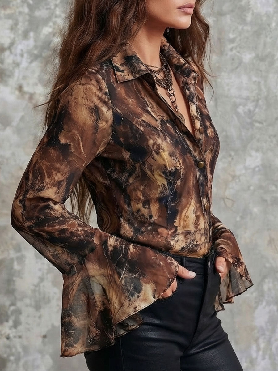 Blusa de gasa bohemia en tonos tierra con estampado abstracto y mangas acampanadas