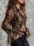 Blusa de gasa bohemia en tonos tierra con estampado abstracto y mangas acampanadas