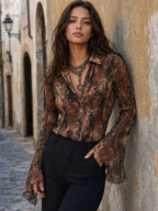 Blusa de gasa bohemia en tonos tierra con estampado abstracto y mangas acampanadas