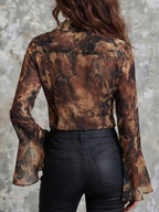 Blusa de gasa bohemia en tonos tierra con estampado abstracto y mangas acampanadas