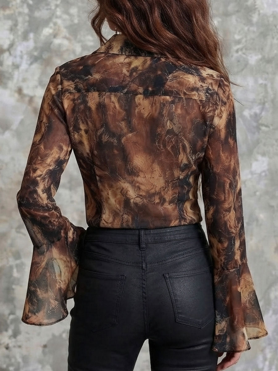 Blusa de gasa bohemia en tonos tierra con estampado abstracto y mangas acampanadas