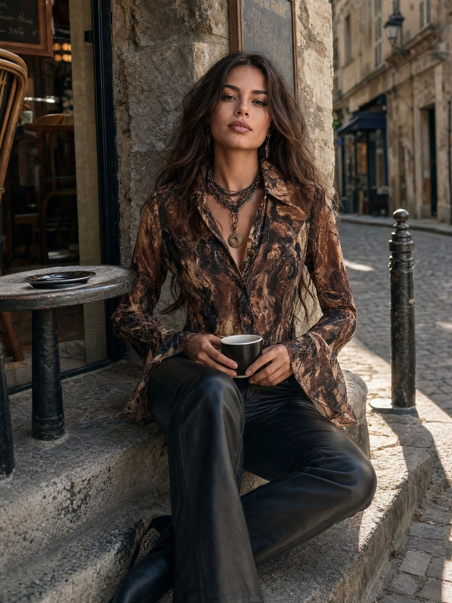 Blusa de gasa bohemia en tonos tierra con estampado abstracto y mangas acampanadas