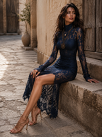Vestido midi ceñido de encaje floral festoneado, estilo bohemio romántico, con cuello alto, manga larga, fruncido lateral y abertura alta