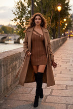 Vestido suéter asimétrico de punto trenzado con hombro descubierto y detalle de abertura con cremallera