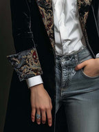 Blazer de mujer slim fit negro con solapas y estampado barroco