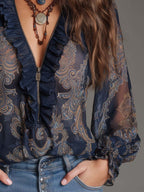 Blusa de gasa azul marino con estampado paisley barroco, volantes y cremallera