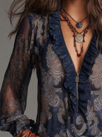 Blusa de gasa azul marino con estampado paisley barroco, volantes y cremallera